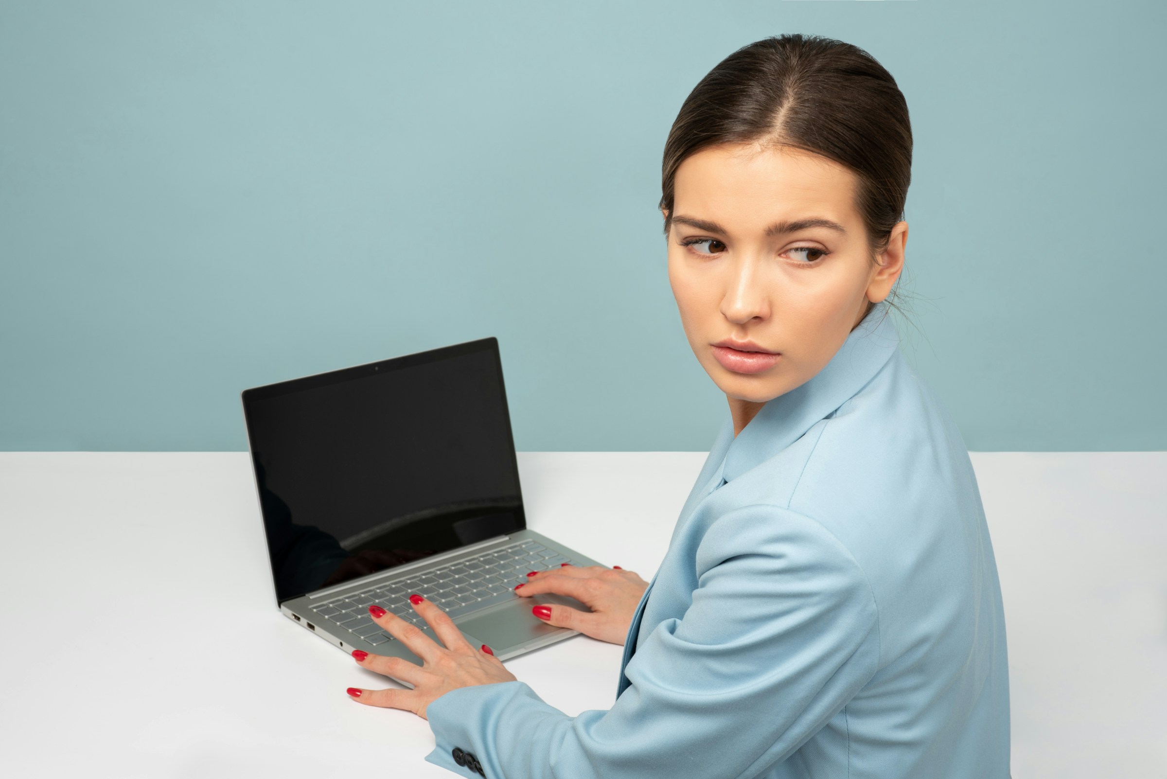 woman looking confused - Perplexity vs ChatGPT