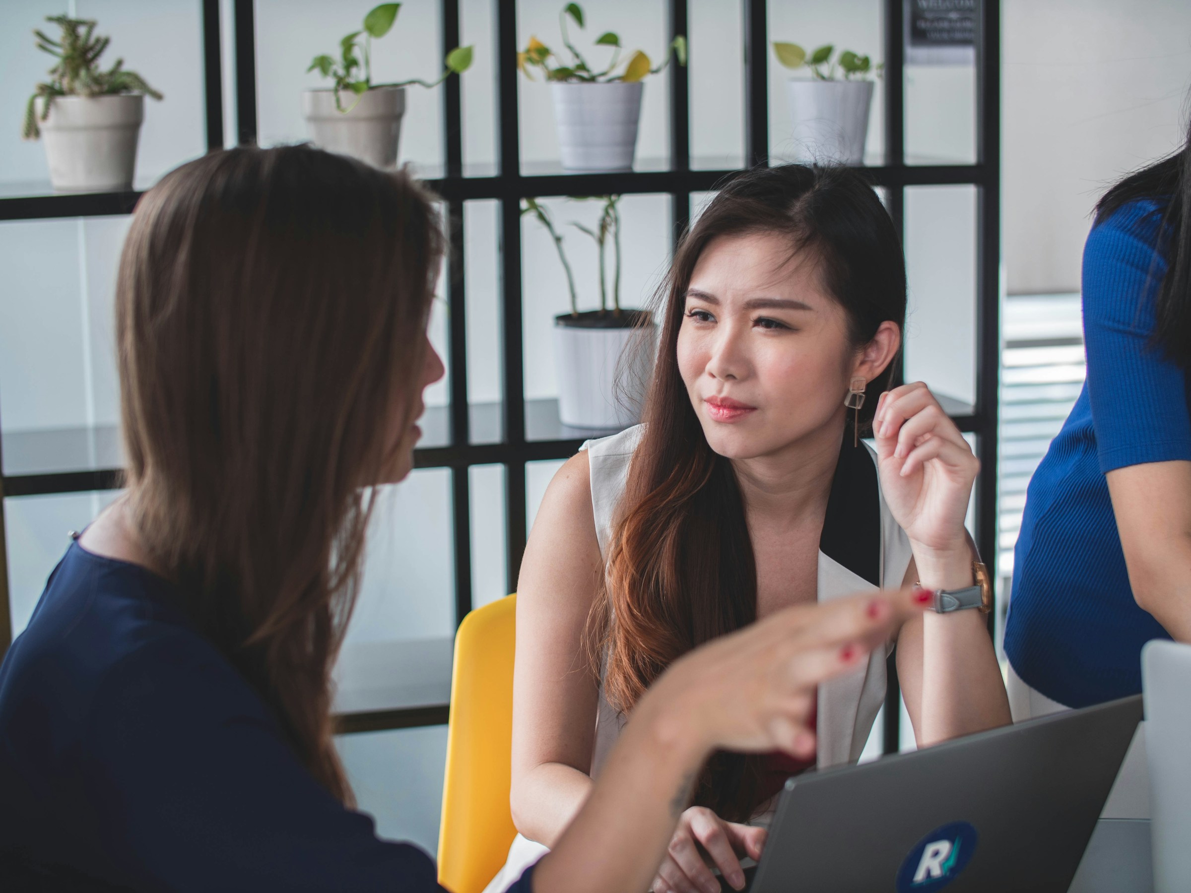 woman discussing ideas - Jasper AI vs Copy AI