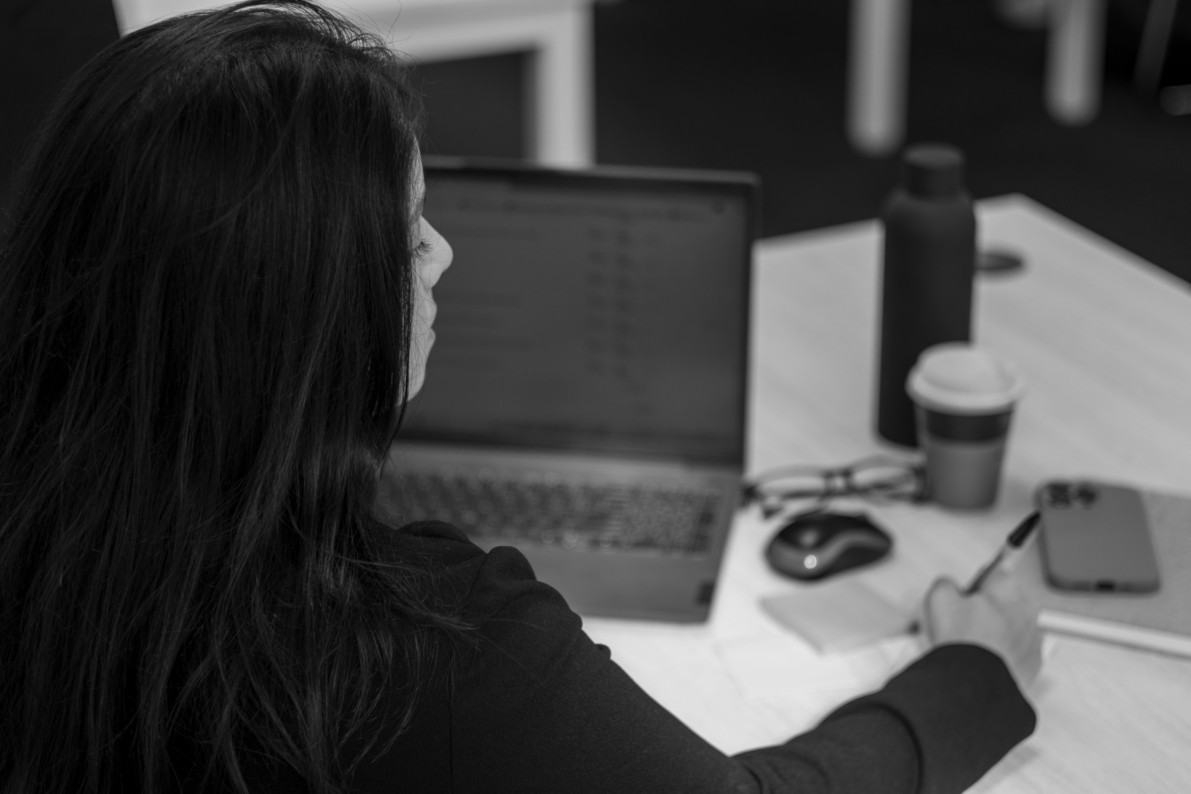 woman handling queries - SEO Lead Generation Services	