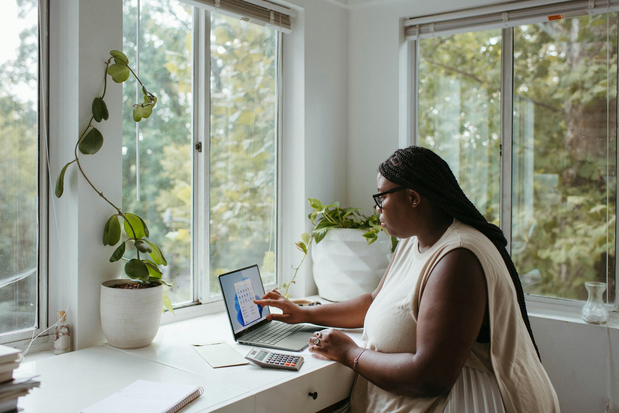 woman using content brief - AI Content Brief