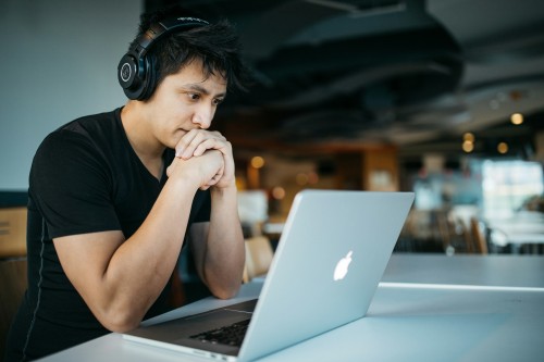 7 Smart Ways to Repurpose Blog Posts Using AI